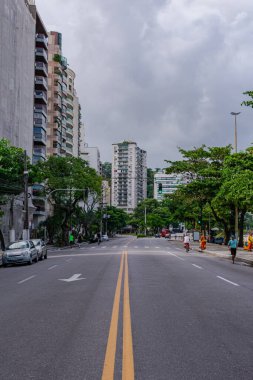 Niteroi, Rio de Janeiro, Brezilya - CIRCA 2020: COVID-19 salgını sırasında kararlaştırılan tecrit karşısında araçların hareket etmediği ve boş olan sokaklar. Fotoğraf Brezilya 'daki ikinci enfeksiyon dalgası sırasında yeni Sars-CoV-2 vakalarında çekildi