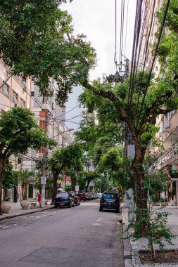 Niteroi, Rio de Janeiro, Brezilya - CIRCA 2020: COVID-19 salgını sırasında kararlaştırılan tecrit karşısında araçların hareket etmediği ve boş olan sokaklar. Fotoğraf Brezilya 'daki ikinci enfeksiyon dalgası sırasında yeni Sars-CoV-2 vakalarında çekildi