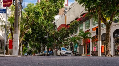 Niteroi, Rio de Janeiro, Brezilya - CIRCA 2020: COVID-19 salgını sırasında kararlaştırılan tecrit karşısında araçların hareket etmediği ve boş olan sokaklar. Fotoğraf Brezilya 'daki ikinci enfeksiyon dalgası sırasında yeni Sars-CoV-2 vakalarında çekildi