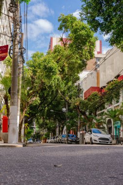 Niteroi, Rio de Janeiro, Brezilya - CIRCA 2020: COVID-19 salgını sırasında kararlaştırılan tecrit karşısında araçların hareket etmediği ve boş olan sokaklar. Fotoğraf Brezilya 'daki ikinci enfeksiyon dalgası sırasında yeni Sars-CoV-2 vakalarında çekildi