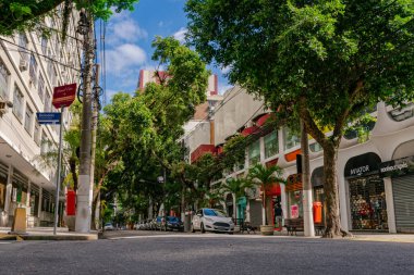 Niteroi, Rio de Janeiro, Brezilya - CIRCA 2020: COVID-19 salgını sırasında kararlaştırılan tecrit karşısında araçların hareket etmediği ve boş olan sokaklar. Fotoğraf Brezilya 'daki ikinci enfeksiyon dalgası sırasında yeni Sars-CoV-2 vakalarında çekildi
