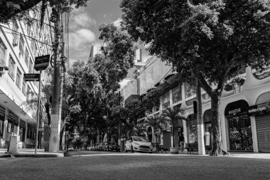 Niteroi, Rio de Janeiro, Brezilya - CIRCA 2020: COVID-19 salgını sırasında kararlaştırılan tecrit karşısında araçların hareket etmediği ve boş olan sokaklar. Fotoğraf Brezilya 'daki ikinci enfeksiyon dalgası sırasında yeni Sars-CoV-2 vakalarında çekildi
