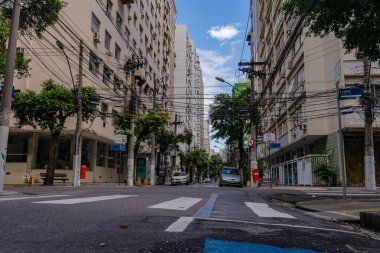 Niteroi, Rio de Janeiro, Brezilya - CIRCA 2020: COVID-19 salgını sırasında kararlaştırılan tecrit karşısında araçların hareket etmediği ve boş olan sokaklar. Fotoğraf Brezilya 'daki ikinci enfeksiyon dalgası sırasında yeni Sars-CoV-2 vakalarında çekildi
