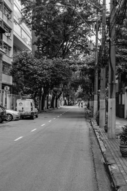 Niteroi, Rio de Janeiro, Brezilya - CIRCA 2020: COVID-19 salgını sırasında kararlaştırılan tecrit karşısında araçların hareket etmediği ve boş olan sokaklar. Fotoğraf Brezilya 'daki ikinci enfeksiyon dalgası sırasında yeni Sars-CoV-2 vakalarında çekildi