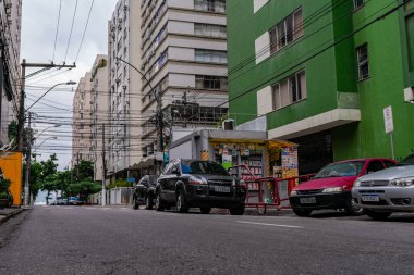 Niteroi, Rio de Janeiro, Brezilya - CIRCA 2020: COVID-19 salgını sırasında kararlaştırılan tecrit karşısında araçların hareket etmediği ve boş olan sokaklar. Fotoğraf Brezilya 'daki ikinci enfeksiyon dalgası sırasında yeni Sars-CoV-2 vakalarında çekildi