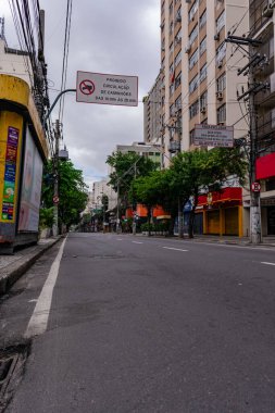 Niteroi, Rio de Janeiro, Brezilya - CIRCA 2020: COVID-19 salgını sırasında kararlaştırılan tecrit karşısında araçların hareket etmediği ve boş olan sokaklar. Fotoğraf Brezilya 'daki ikinci enfeksiyon dalgası sırasında yeni Sars-CoV-2 vakalarında çekildi
