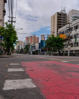 Niteroi, Rio de Janeiro, Brezilya - CIRCA 2020: COVID-19 salgını sırasında kararlaştırılan tecrit karşısında araçların hareket etmediği ve boş olan sokaklar. Fotoğraf Brezilya 'daki ikinci enfeksiyon dalgası sırasında yeni Sars-CoV-2 vakalarında çekildi