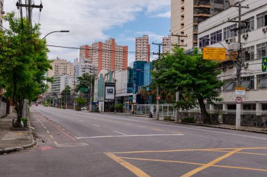Niteroi, Rio de Janeiro, Brezilya - CIRCA 2020: COVID-19 salgını sırasında kararlaştırılan tecrit karşısında araçların hareket etmediği ve boş olan sokaklar. Fotoğraf Brezilya 'daki ikinci enfeksiyon dalgası sırasında yeni Sars-CoV-2 vakalarında çekildi