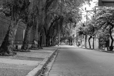 Niteroi, Rio de Janeiro, Brezilya - CIRCA 2020: COVID-19 salgını sırasında kararlaştırılan tecrit karşısında araçların hareket etmediği ve boş olan sokaklar. Fotoğraf Brezilya 'daki ikinci enfeksiyon dalgası sırasında yeni Sars-CoV-2 vakalarında çekildi