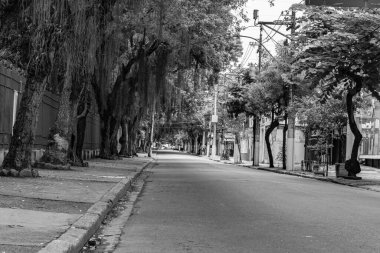 Niteroi, Rio de Janeiro, Brezilya - CIRCA 2020: COVID-19 salgını sırasında kararlaştırılan tecrit karşısında araçların hareket etmediği ve boş olan sokaklar. Fotoğraf Brezilya 'daki ikinci enfeksiyon dalgası sırasında yeni Sars-CoV-2 vakalarında çekildi