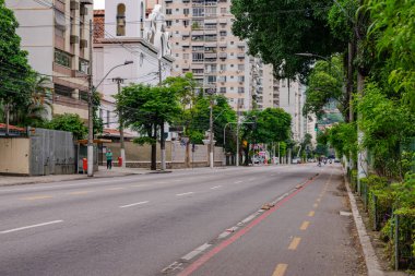 Niteroi, Rio de Janeiro, Brezilya - CIRCA 2020: COVID-19 salgını sırasında kararlaştırılan tecrit karşısında araçların hareket etmediği ve boş olan sokaklar. Fotoğraf Brezilya 'daki ikinci enfeksiyon dalgası sırasında yeni Sars-CoV-2 vakalarında çekildi