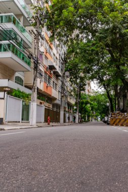 Niteroi, Rio de Janeiro, Brezilya - CIRCA 2020: COVID-19 salgını sırasında kararlaştırılan tecrit karşısında araçların hareket etmediği ve boş olan sokaklar. Fotoğraf Brezilya 'daki ikinci enfeksiyon dalgası sırasında yeni Sars-CoV-2 vakalarında çekildi