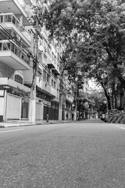 Niteroi, Rio de Janeiro, Brezilya - CIRCA 2020: COVID-19 salgını sırasında kararlaştırılan tecrit karşısında araçların hareket etmediği ve boş olan sokaklar. Fotoğraf Brezilya 'daki ikinci enfeksiyon dalgası sırasında yeni Sars-CoV-2 vakalarında çekildi