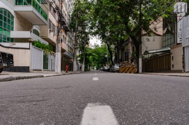 Niteroi, Rio de Janeiro, Brezilya - CIRCA 2020: COVID-19 salgını sırasında kararlaştırılan tecrit karşısında araçların hareket etmediği ve boş olan sokaklar. Fotoğraf Brezilya 'daki ikinci enfeksiyon dalgası sırasında yeni Sars-CoV-2 vakalarında çekildi