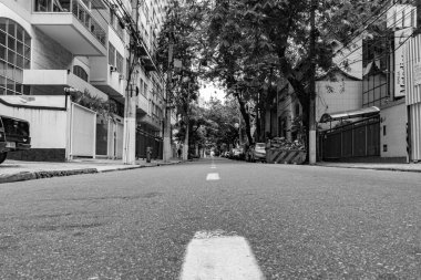 Niteroi, Rio de Janeiro, Brezilya - CIRCA 2020: COVID-19 salgını sırasında kararlaştırılan tecrit karşısında araçların hareket etmediği ve boş olan sokaklar. Fotoğraf Brezilya 'daki ikinci enfeksiyon dalgası sırasında yeni Sars-CoV-2 vakalarında çekildi