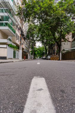 Niteroi, Rio de Janeiro, Brezilya - CIRCA 2020: COVID-19 salgını sırasında kararlaştırılan tecrit karşısında araçların hareket etmediği ve boş olan sokaklar. Fotoğraf Brezilya 'daki ikinci enfeksiyon dalgası sırasında yeni Sars-CoV-2 vakalarında çekildi