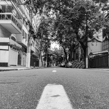 Niteroi, Rio de Janeiro, Brezilya - CIRCA 2020: COVID-19 salgını sırasında kararlaştırılan tecrit karşısında araçların hareket etmediği ve boş olan sokaklar. Fotoğraf Brezilya 'daki ikinci enfeksiyon dalgası sırasında yeni Sars-CoV-2 vakalarında çekildi