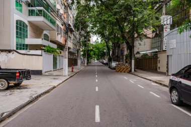 Niteroi, Rio de Janeiro, Brezilya - CIRCA 2020: COVID-19 salgını sırasında kararlaştırılan tecrit karşısında araçların hareket etmediği ve boş olan sokaklar. Fotoğraf Brezilya 'daki ikinci enfeksiyon dalgası sırasında yeni Sars-CoV-2 vakalarında çekildi