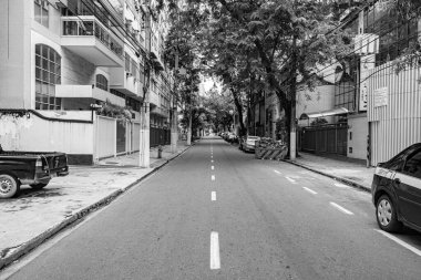 Niteroi, Rio de Janeiro, Brezilya - CIRCA 2020: COVID-19 salgını sırasında kararlaştırılan tecrit karşısında araçların hareket etmediği ve boş olan sokaklar. Fotoğraf Brezilya 'daki ikinci enfeksiyon dalgası sırasında yeni Sars-CoV-2 vakalarında çekildi