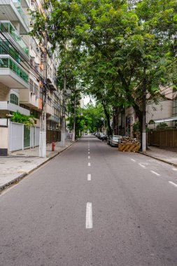 Niteroi, Rio de Janeiro, Brezilya - CIRCA 2020: COVID-19 salgını sırasında kararlaştırılan tecrit karşısında araçların hareket etmediği ve boş olan sokaklar. Fotoğraf Brezilya 'daki ikinci enfeksiyon dalgası sırasında yeni Sars-CoV-2 vakalarında çekildi