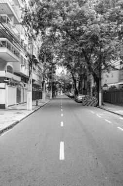 Niteroi, Rio de Janeiro, Brezilya - CIRCA 2020: COVID-19 salgını sırasında kararlaştırılan tecrit karşısında araçların hareket etmediği ve boş olan sokaklar. Fotoğraf Brezilya 'daki ikinci enfeksiyon dalgası sırasında yeni Sars-CoV-2 vakalarında çekildi