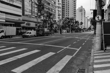 Niteroi, Rio de Janeiro, Brezilya - CIRCA 2020: COVID-19 salgını sırasında kararlaştırılan tecrit karşısında araçların hareket etmediği ve boş olan sokaklar. Fotoğraf Brezilya 'daki ikinci enfeksiyon dalgası sırasında yeni Sars-CoV-2 vakalarında çekildi