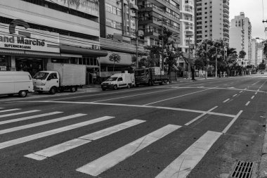 Niteroi, Rio de Janeiro, Brezilya - CIRCA 2020: COVID-19 salgını sırasında kararlaştırılan tecrit karşısında araçların hareket etmediği ve boş olan sokaklar. Fotoğraf Brezilya 'daki ikinci enfeksiyon dalgası sırasında yeni Sars-CoV-2 vakalarında çekildi
