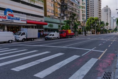 Niteroi, Rio de Janeiro, Brezilya - CIRCA 2020: COVID-19 salgını sırasında kararlaştırılan tecrit karşısında araçların hareket etmediği ve boş olan sokaklar. Fotoğraf Brezilya 'daki ikinci enfeksiyon dalgası sırasında yeni Sars-CoV-2 vakalarında çekildi