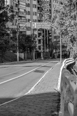 Niteroi, Rio de Janeiro, Brezilya - CIRCA 2020: COVID-19 salgını sırasında kararlaştırılan tecrit karşısında araçların hareket etmediği ve boş olan sokaklar. Fotoğraf Brezilya 'daki ikinci enfeksiyon dalgası sırasında yeni Sars-CoV-2 vakalarında çekildi