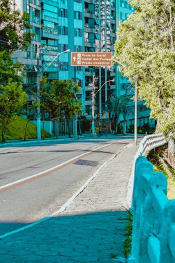 Niteroi, Rio de Janeiro, Brezilya - CIRCA 2020: COVID-19 salgını sırasında kararlaştırılan tecrit karşısında araçların hareket etmediği ve boş olan sokaklar. Fotoğraf Brezilya 'daki ikinci enfeksiyon dalgası sırasında yeni Sars-CoV-2 vakalarında çekildi