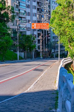 Niteroi, Rio de Janeiro, Brezilya - CIRCA 2020: COVID-19 salgını sırasında kararlaştırılan tecrit karşısında araçların hareket etmediği ve boş olan sokaklar. Fotoğraf Brezilya 'daki ikinci enfeksiyon dalgası sırasında yeni Sars-CoV-2 vakalarında çekildi