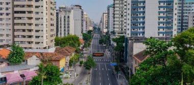 Niteroi, Rio de Janeiro, Brezilya - CIRCA 2020: COVID-19 salgını sırasında kararlaştırılan tecrit karşısında araçların hareket etmediği ve boş olan sokaklar. Fotoğraf Brezilya 'daki ikinci enfeksiyon dalgası sırasında yeni Sars-CoV-2 vakalarında çekildi