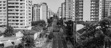 Niteroi, Rio de Janeiro, Brezilya - CIRCA 2020: COVID-19 salgını sırasında kararlaştırılan tecrit karşısında araçların hareket etmediği ve boş olan sokaklar. Fotoğraf Brezilya 'daki ikinci enfeksiyon dalgası sırasında yeni Sars-CoV-2 vakalarında çekildi