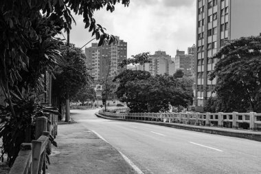 Niteroi, Rio de Janeiro, Brezilya - CIRCA 2020: COVID-19 salgını sırasında kararlaştırılan tecrit karşısında araçların hareket etmediği ve boş olan sokaklar. Fotoğraf Brezilya 'daki ikinci enfeksiyon dalgası sırasında yeni Sars-CoV-2 vakalarında çekildi