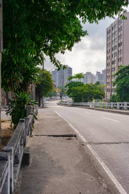 Niteroi, Rio de Janeiro, Brezilya - CIRCA 2020: COVID-19 salgını sırasında kararlaştırılan tecrit karşısında araçların hareket etmediği ve boş olan sokaklar. Fotoğraf Brezilya 'daki ikinci enfeksiyon dalgası sırasında yeni Sars-CoV-2 vakalarında çekildi