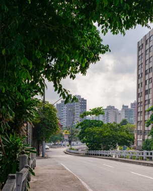 Niteroi, Rio de Janeiro, Brezilya - CIRCA 2020: COVID-19 salgını sırasında kararlaştırılan tecrit karşısında araçların hareket etmediği ve boş olan sokaklar. Fotoğraf Brezilya 'daki ikinci enfeksiyon dalgası sırasında yeni Sars-CoV-2 vakalarında çekildi