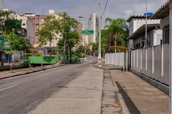 ニテロイ リオデジャネイロ ブラジル Circa 2020 Covid 19パンデミックの間に定められたロックダウンに直面して 車の動きがなく 空の通り ブラジルでの感染の第二波の間にSars — ストック写真