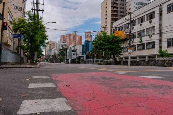 Niteroi, Rio de Janeiro, Brezilya - CIRCA 2020: COVID-19 salgını sırasında kararlaştırılan tecrit karşısında araçların hareket etmediği ve boş olan sokaklar. Fotoğraf Brezilya 'daki ikinci enfeksiyon dalgası sırasında yeni Sars-CoV-2 vakalarında çekildi
