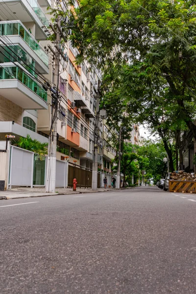 Niteroi, Rio de Janeiro, Brezilya - CIRCA 2020: COVID-19 salgını sırasında kararlaştırılan tecrit karşısında araçların hareket etmediği ve boş olan sokaklar. Fotoğraf Brezilya 'daki ikinci enfeksiyon dalgası sırasında yeni Sars-CoV-2 vakalarında çekildi