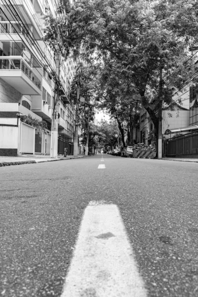 Niteroi, Rio de Janeiro, Brezilya - CIRCA 2020: COVID-19 salgını sırasında kararlaştırılan tecrit karşısında araçların hareket etmediği ve boş olan sokaklar. Fotoğraf Brezilya 'daki ikinci enfeksiyon dalgası sırasında yeni Sars-CoV-2 vakalarında çekildi