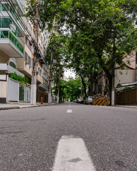 Niteroi, Rio de Janeiro, Brezilya - CIRCA 2020: COVID-19 salgını sırasında kararlaştırılan tecrit karşısında araçların hareket etmediği ve boş olan sokaklar. Fotoğraf Brezilya 'daki ikinci enfeksiyon dalgası sırasında yeni Sars-CoV-2 vakalarında çekildi