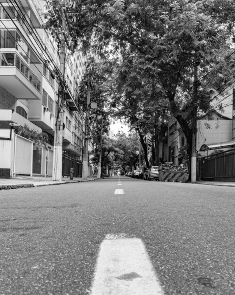 Niteroi, Rio de Janeiro, Brezilya - CIRCA 2020: COVID-19 salgını sırasında kararlaştırılan tecrit karşısında araçların hareket etmediği ve boş olan sokaklar. Fotoğraf Brezilya 'daki ikinci enfeksiyon dalgası sırasında yeni Sars-CoV-2 vakalarında çekildi