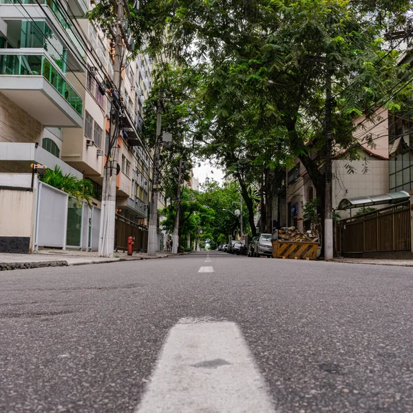 Niteroi, Rio de Janeiro, Brezilya - CIRCA 2020: COVID-19 salgını sırasında kararlaştırılan tecrit karşısında araçların hareket etmediği ve boş olan sokaklar. Fotoğraf Brezilya 'daki ikinci enfeksiyon dalgası sırasında yeni Sars-CoV-2 vakalarında çekildi