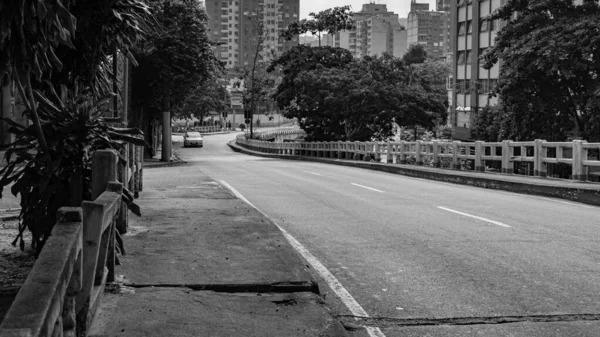 Niteroi, Rio de Janeiro, Brezilya - CIRCA 2020: COVID-19 salgını sırasında kararlaştırılan tecrit karşısında araçların hareket etmediği ve boş olan sokaklar. Fotoğraf Brezilya 'daki ikinci enfeksiyon dalgası sırasında yeni Sars-CoV-2 vakalarında çekildi