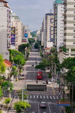 Niteroi, Rio de Janeiro, Brezilya - CIRCA 2021: COVID-19 salgını sırasında kararlaştırılan tecridin önünde az sayıda araç ve az sayıda trafik bulunan cadde. Fotoğraf Brezilya 'daki ikinci enfeksiyon dalgası sırasında yeni Sars-CoV-2 vakalarında çekildi.