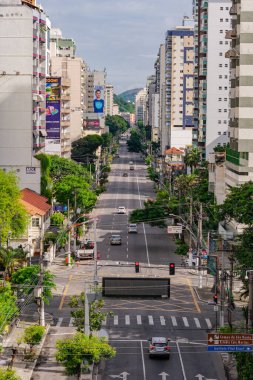Niteroi, Rio de Janeiro, Brezilya - CIRCA 2021: COVID-19 salgını sırasında kararlaştırılan tecridin önünde az sayıda araç ve az sayıda trafik bulunan cadde. Fotoğraf Brezilya 'daki ikinci enfeksiyon dalgası sırasında yeni Sars-CoV-2 vakalarında çekildi.