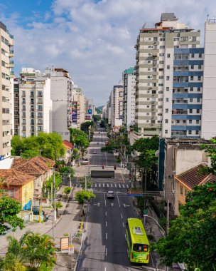 Niteroi, Rio de Janeiro, Brezilya - CIRCA 2021: COVID-19 salgını sırasında kararlaştırılan tecridin önünde az sayıda araç ve az sayıda trafik bulunan cadde. Fotoğraf Brezilya 'daki ikinci enfeksiyon dalgası sırasında yeni Sars-CoV-2 vakalarında çekildi.