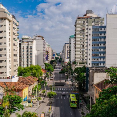 Niteroi, Rio de Janeiro, Brezilya - CIRCA 2021: COVID-19 salgını sırasında kararlaştırılan tecridin önünde az sayıda araç ve az sayıda trafik bulunan cadde. Fotoğraf Brezilya 'daki ikinci enfeksiyon dalgası sırasında yeni Sars-CoV-2 vakalarında çekildi.