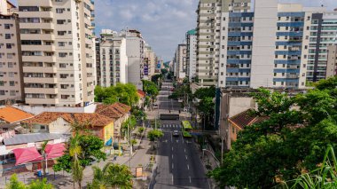Niteroi, Rio de Janeiro, Brezilya - CIRCA 2021: COVID-19 salgını sırasında kararlaştırılan tecridin önünde az sayıda araç ve az sayıda trafik bulunan cadde. Fotoğraf Brezilya 'daki ikinci enfeksiyon dalgası sırasında yeni Sars-CoV-2 vakalarında çekildi.