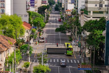 Niteroi, Rio de Janeiro, Brezilya - CIRCA 2021: COVID-19 salgını sırasında kararlaştırılan tecridin önünde az sayıda araç ve az sayıda trafik bulunan cadde. Fotoğraf Brezilya 'daki ikinci enfeksiyon dalgası sırasında yeni Sars-CoV-2 vakalarında çekildi.